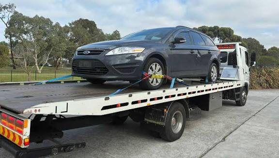 Cash For Cars South Auckland tow truck with a vehicle loaded for free removal